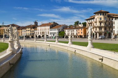 Padua, İtalya - 17 Ağustos 2021: Padua, İtalya 'da Prato della Valle.