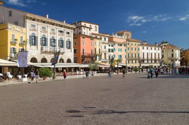 Verona, İtalya - 18 Ağustos 2021: İnsanlar Sütyen Meydanı 'nda Dolaşıyor, Verona, İtalya.