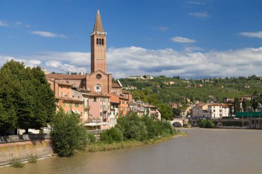 Ponte Nuovo, Verona, İtalya 'dan Saint Anastasia Bazilikası' na bakın..