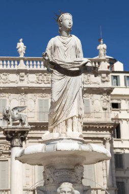 Madonna Verona heykeli Piazza delle Erbe, Verona, İtalya.