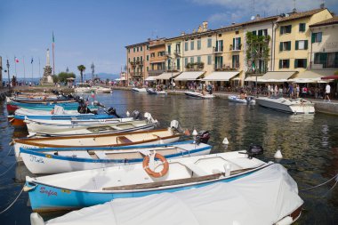 Lazise, İtalya - 20 Ağustos 2021: Eski Lazise Limanı, Veneto, İtalya.