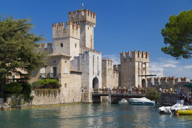 Sirmione, İtalya - 20 Ağustos 2021: Sirmione, Lombardy, İtalya 'daki Scaliger Şatosu.
