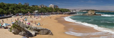 Santander, İspanya - 20 Ağustos 2022: Playa del Camello, Camel Sahili, Santader, Cantabria, İspanya.