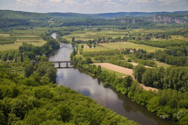 Domme, Dordogne, Yeni Akitanya, Fransa 'dan Dordogne Nehri..