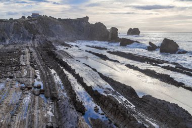 Akşam karanlığında Arnia Flysch, Costa Quebrada, Cantabria, İspanya.