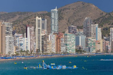 Benidorm 'un ufuk çizgisi, Alicante, İspanya.