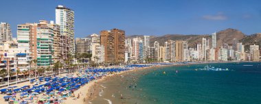 Benidorm, İspanya - 4 Ağustos 2023: Benidorm, Alicante, İspanya 'da Levante Sahili Panoraması.