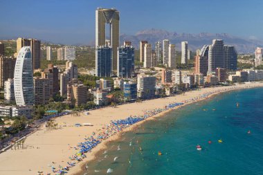 Benidorm 'daki Poniente Sahili, Alicante, İspanya.
