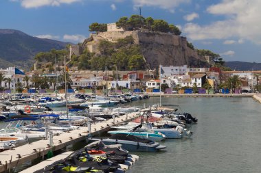 Denia, İspanya - 13 Ağustos 2023: Marina, Alicante, İspanya 'dan Denia Castle.