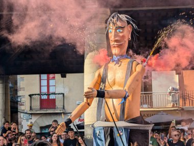 Granollers, İspanya - 31 Ağustos 2024: 2024 Büyük Granoller Festivali sırasında La Porxada önünde En Farras Performansı, Katalonya, İspanya.