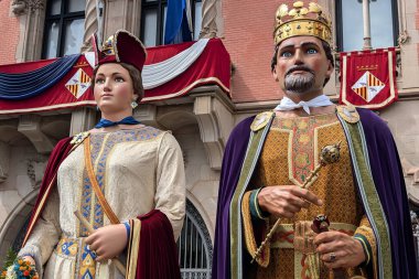 Granollers Belediye Binası önündeki Gegants Grossos de Granollers, İspanya.