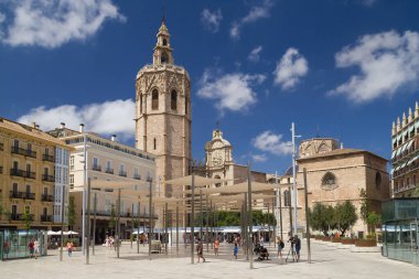 Valencia, İspanya - 14 Ağustos 2023: Valencia, İspanya 'da Kraliçe Meydanı ve Micalet Kulesi.