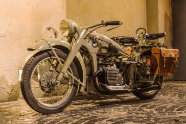 Varşova, Polonya - 3 Aralık 2023: BMW R75 motorsikleti Varşova Rising Museum, Varşova, Polonya.