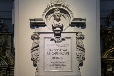 Polonya 'nın Varşova şehrinde bulunan Kutsal Haç Kilisesi' nde Chopin 'in Kalbini Kapsayan Sütun.