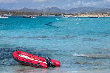 İspanya, Balear Adaları, Formentera 'daki Espalmador Geçidi kıyılarında kurtarma botu..