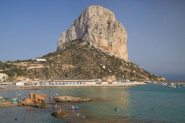 Calpe, İspanya - 15 Ağustos 2023: Calpe, Alicante, İspanya 'daki Cantal Roig Sahili' nden Ifach Kayası.