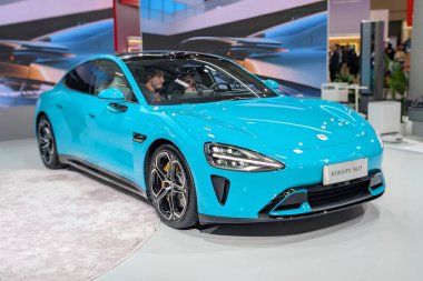 Barselona, İspanya - 6 Mart 2025: Xiaomi SU7 İspanya 'nın Barcelona şehrinde 2023 numaralı otomobilde sergilenmektedir..