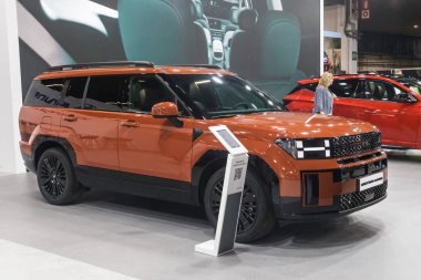 Barcelona, İspanya - 18 Mayıs 2025: Hyundai Santa Fe HEV İspanya 'nın Barselona şehrindeki Automobile Barcelona 2025' te sergilenmektedir.