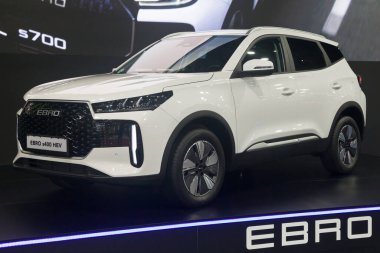 Barcelona, İspanya - 18 Mayıs 2025: Ebro s400 HEV İspanya 'nın Barselona şehrinde 2025 Otomobil Barselona' da sergileniyor.