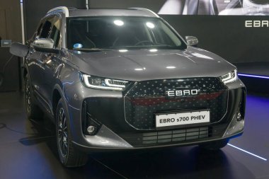 Barcelona, İspanya - 18 Mayıs 2025: Ebro s700 PHEV İspanya 'nın Barselona şehrindeki Automobile Barcelona 2025' te sergilenmektedir.