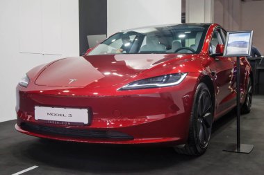 Barselona, İspanya - 18 Mayıs 2025: Tesla Model 3, İspanya 'nın Barcelona şehrindeki Otomobil Barselona 2025' te sergileniyor.