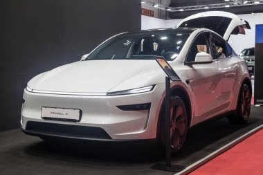 Barselona, İspanya - 18 Mayıs 2025: Tesla Model Y, İspanya 'nın Barcelona şehrinde 2025 numaralı otomobilde sergilenmektedir..