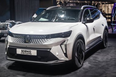 Barcelona, İspanya - 18 Mayıs 2025: Renault Scenic E-Tech İspanya 'nın Barselona şehrinde 2025 Otomobil Barselona' da sergileniyor.