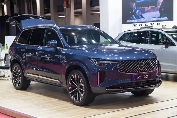 Barcelona, İspanya - 18 Mayıs 2025: Volvo XC90 İspanya 'nın Barselona şehrinde 2025 numaralı otomobilde sergilenmektedir..
