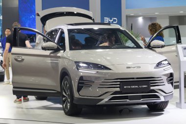 Barcelona, İspanya - 19 Mayıs 2025: BYD Mühür U DM-i İspanya 'nın Barselona şehrindeki Automobile Barcelona 2025' te sergilenmektedir.