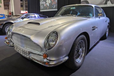 Barcelona, İspanya - 19 Mayıs 2025: 1967 Aston Martin DB6, Barcelona, İspanya 'da bulunan Automobile Barcelona 2025' te yayınlanan Film Makineleri serisinin bir parçası olarak Goldfinger 'dan James Bonds' un arabasını temsil etmektedir..