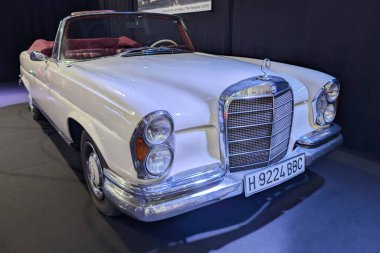 Barcelona, İspanya - 19 Mayıs 2025: 1961 Mercedes-Benz 220 SE Cabrio, İspanya 'nın Barselona şehrinde yer alan Automobile Barcelona 2025 Film Makineleri serisinin bir parçası olarak The Hangover' ı temsil etmektedir..