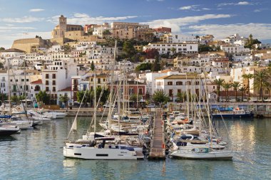 İbiza, İspanya - 20 Eylül 2024: İbiza Eski Limanı, Balear Adaları, İspanya.