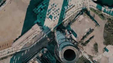 Terk edilmiş bir fabrika bacasının ürkütücü atmosferini Lipasmata, Pire, Atina, Yunanistan 'da çekilen bu 4K hava aracı görüntüsüyle yakalayın. Video yavaş yavaş genel bakış açısıyla başlıyor.