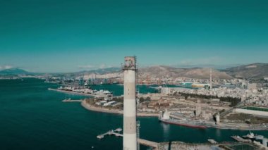 Yunanistan 'ın Atina kentindeki terk edilmiş bir fabrika bacasının büyüleyici cazibesini bu nefes kesici 4K yan görüş görüntüsüyle yaşayın. Kamera zarif bir şekilde baca boyunca iniyor.