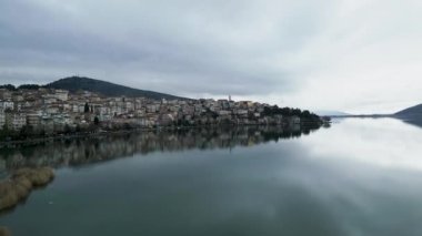 Kendinizi Yunanistan 'ın Makedonya kentindeki Kastoria' nın büyüleyici güzelliğine bu 4K hava aracı görüntüsüyle daldırın. İnsansız hava aracı zarif bir şekilde gölün üzerinde süzülür ve...