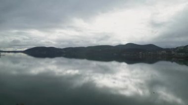 Yunanistan 'ın Makedonya kentindeki Kastoria Gölü' nün dingin güzelliğine bu büyüleyici 4K hava aracı görüntüsüyle kaçın. İnsansız hava aracı ileri ve aşağı bakar, yavaş yavaş resim gölü hakkında daha çok şey ortaya çıkarır.