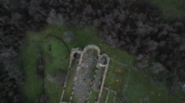 Makedonya 'nın Prespa Gölü' ndeki Aziz Achilleus Adası 'nda bu nefes kesici 4K hava aracı görüntüsüyle büyüleyici bir tarih kalıntısı keşfedin. İnsansız hava aracı büyüleyici bir yukarıdan görüntü sunuyor.