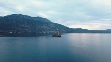 Kalamata deniz ve deniz fenerinin insansız hava aracı görüntüsü, Moreloponnese, Yunanistan. Yüksek kalite 4k görüntü