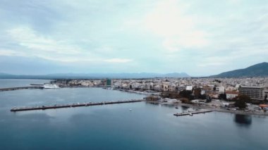 Yunanistan, Mora 'daki Kalamata şehrinin panoramik insansız hava aracı görüntüsü. Yüksek kalite 4k görüntü