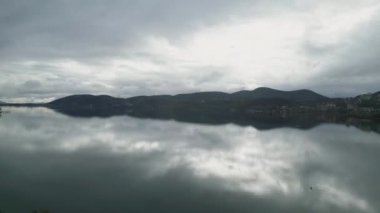 Yunanistan 'ın Makedonya kentindeki Kastoria Gölü' nün dingin güzelliğine bu büyüleyici 4K hava aracı görüntüsüyle kaçın. İnsansız hava aracı ileri ve aşağı bakar, yavaş yavaş resim gölü hakkında daha çok şey ortaya çıkarır.