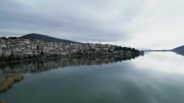Kendinizi Yunanistan 'ın Makedonya kentindeki Kastoria' nın büyüleyici güzelliğine bu 4K hava aracı görüntüsüyle daldırın. İnsansız hava aracı zarif bir şekilde gölün üzerinde süzülür ve...