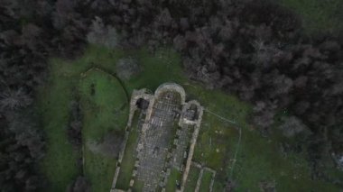 Makedonya 'nın Prespa Gölü' ndeki Aziz Achilleus Adası 'nda bu nefes kesici 4K hava aracı görüntüsüyle büyüleyici bir tarih kalıntısı keşfedin. İnsansız hava aracı büyüleyici bir yukarıdan görüntü sunuyor.