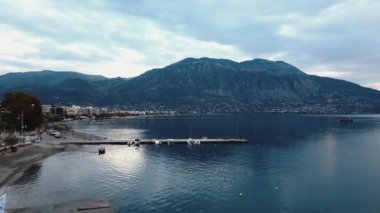4K 'da Kalamata' nın Muhteşem Kıyı ve Dağ Havacılığı. Yüksek kalite 4k görüntü