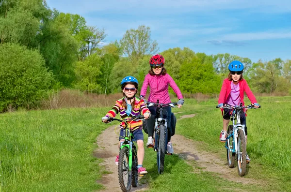 Motosikletli Mutlu Anne Çocuklar Parkta Bisiklet Sürüyor Aktif Aile Sporu — Stok fotoğraf