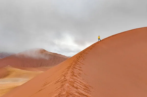 Γυναίκα Τουριστικό Περπάτημα Όμορφη Ανατολή Κόκκινη Άμμο Αμμόλοφους Αφρικανική Περιπέτεια — Φωτογραφία Αρχείου