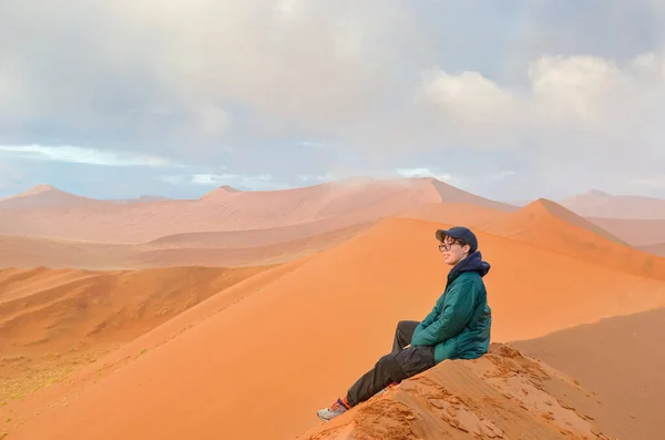 ナミビア砂漠 ソスススススヴレイ ナミビア 南アフリカの砂丘に座っている女性観光客 — ストック写真