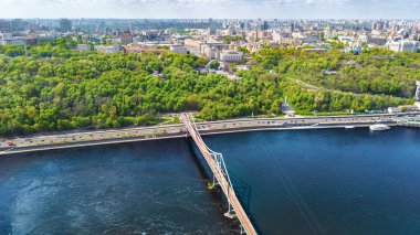 Kiev tepeleri, yaya parkı köprüsü ve Ukrayna 'nın baharında Dinyeper nehri şehir manzarası.