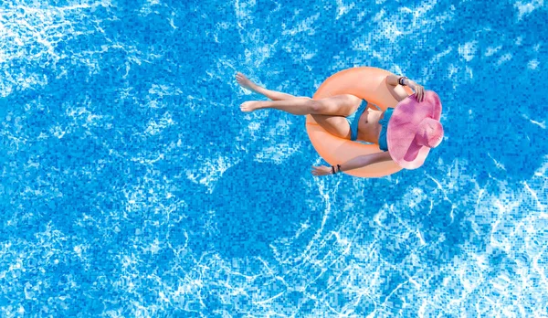 위에서 바라보는 수영장 무인기에 모자를 아름다운 비키니를 소녀가 부풀어 오르는 — 스톡 사진