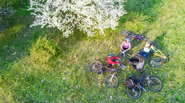Οικογενειακή Ποδηλασία Ποδήλατα Εξωτερικούς Χώρους Τον Εναέριο Κηφήνα Θέα  Από — Φωτογραφία Αρχείου © JaySi #216385280