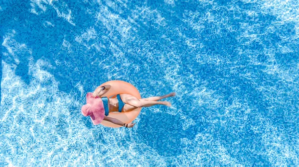 위에서 바라보는 수영장 무인기에 모자를 아름다운 비키니를 소녀가 부풀어 오르는 — 스톡 사진